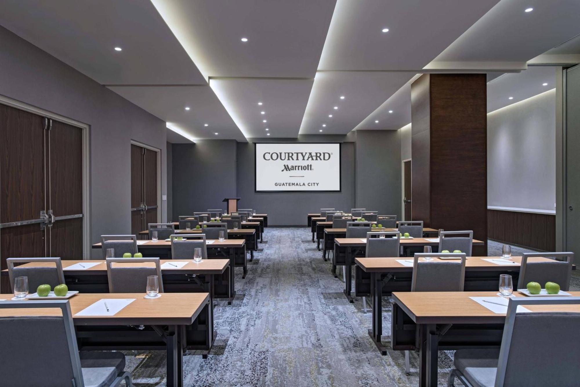 Courtyard By Marriott Гватемала Экстерьер фото